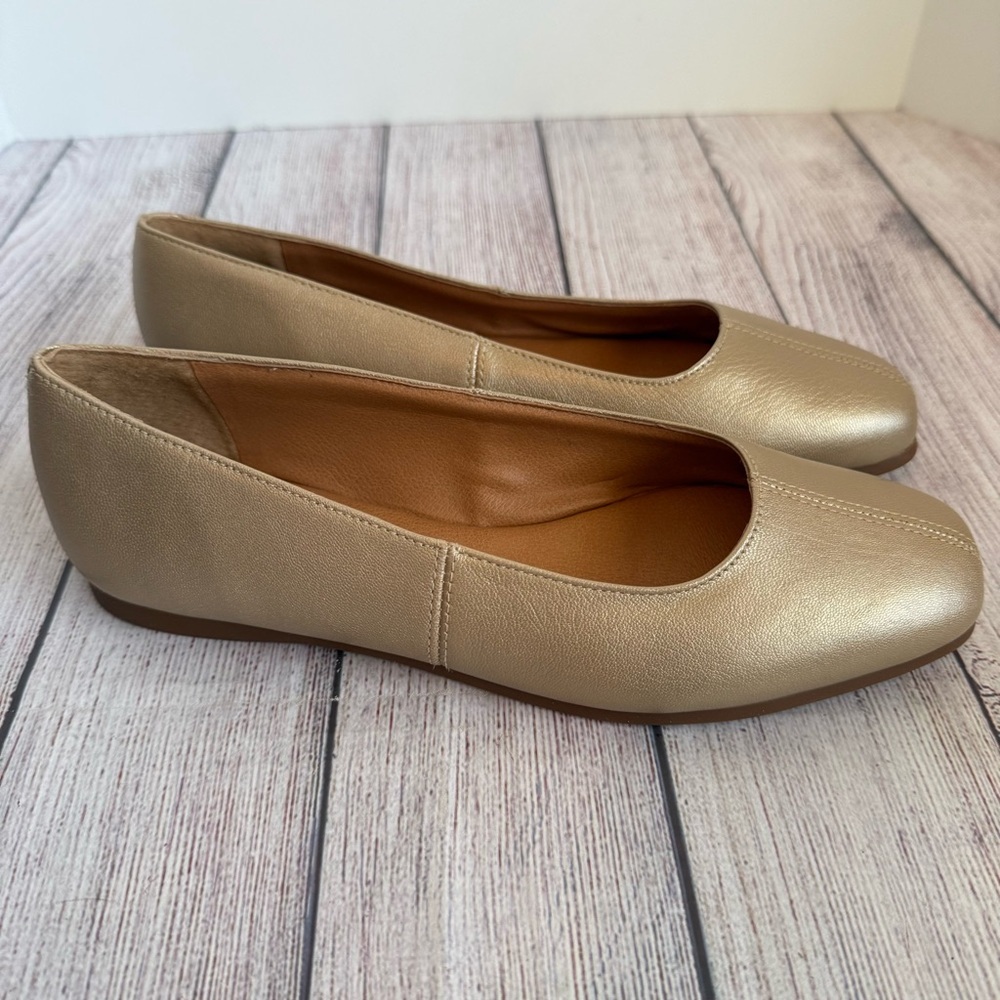 CHELSEA & VIOLET Platinum Gold Ballet Flats Shoes 7.5 NWOT